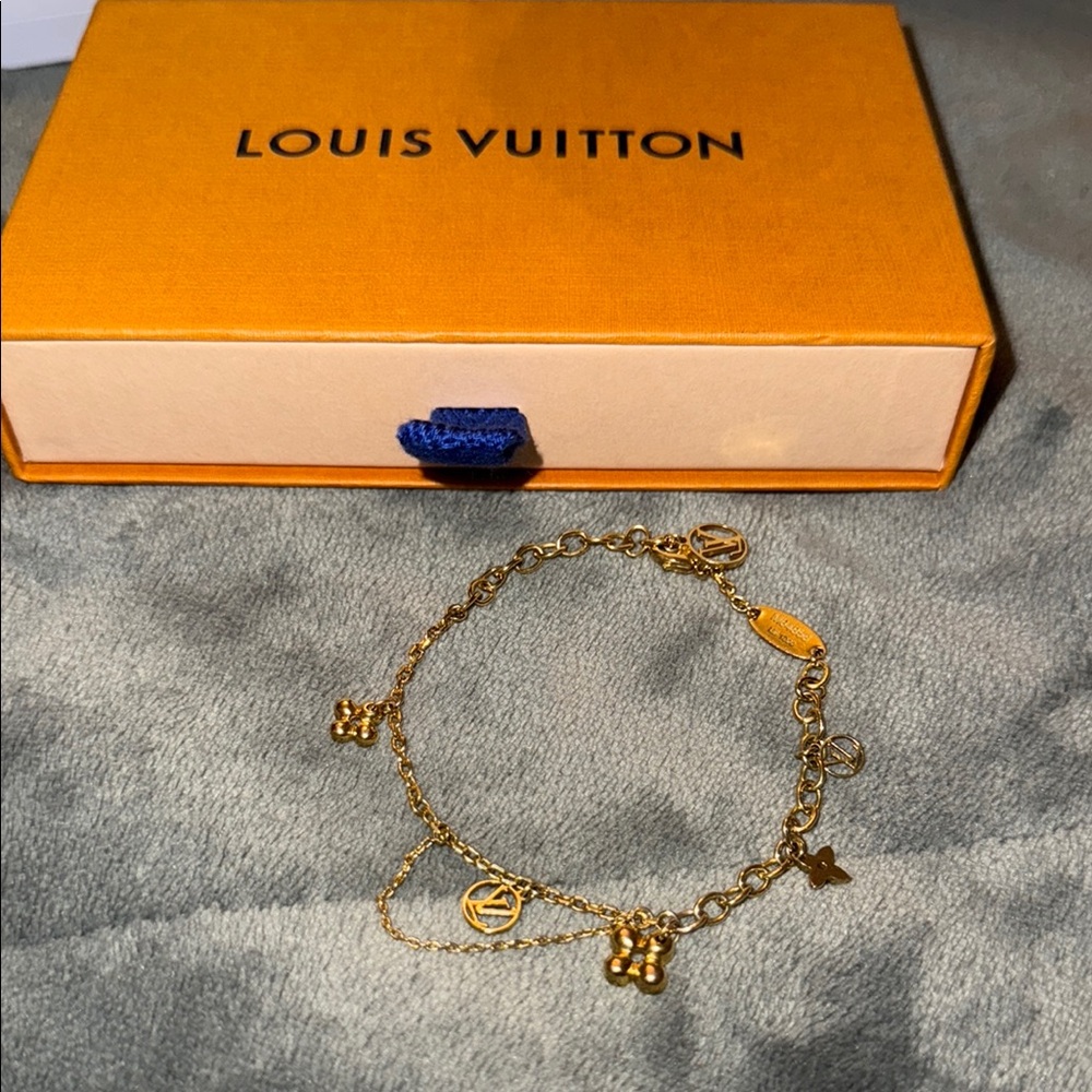 Preloved Louis Vuitton bracelet great condition has very little scratches size7”
